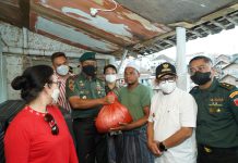 Pangdivif 2 Kostrad Bersinergi Dengan Aparatur Daerah Melaksanakan Bantuan Sosial ke Korban Terdampak Tanah Longsor di Malang