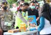 Berbagi di Masa Pandemi, Kapolres Nganjuk Borong Jajanan Kaki Lima Saat Pimpin Patroli Ramadhan