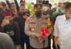Berbagi Bunga Hingga Vaksinasi Mahasiswa, Polisi Kawal Aksi Damai BEM di Banyuwangi