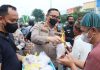 Berbagi Di Bulan Suci Ramadhan, Kapolres Pasuruan Membagikan Takjil Gratis Kepada Pengguna Jalan Raya