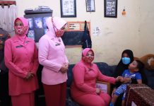 Kepedulian Kapolres Kediri dan Istri Peluk Bocah Lumpuh Usai Memberikan Bantuan Bikin Trenyuh