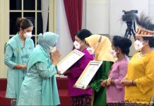 Guru Honorer SDN Aceh Selatan Terima Penghargaan Hari Kartini Bidang Pendidikan Tahun 2022 di Istana Negara