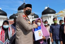 Kapolda Aceh Bagikan Sembako kepada Petugas Masjid Raya Baiturrahman