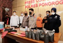 Gerak Cepat Polres Ponorogo Berhasil Mengamankan 2 Tersangka Pengedar Serbuk Petasan