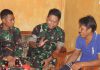 Canda Ria Anggota Satgas TMMD 113 bersama Warga