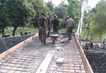 Satgas TMMD lakukan Pengecoran Jembatan Penghubung