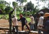 TNI Bersama Warga Pasang Kusen Rumah Arsini