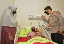 Kapolda Jatim Menjenguk Anggota Sabhara yang Terkena Lemparan Batu Saat Pengamanan Laga Persahabatan Persebaya Bertemu Persis Solo
