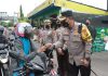 Operasi Patuh Semeru: Tertib Berlalulintas Dapat Bunga dan Coklat