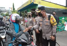 Operasi Patuh Semeru: Tertib Berlalulintas Dapat Bunga dan Coklat