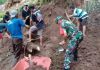Aksi Babinsa Tlogosari Bantu warga Bersihkan Material Longsor