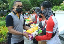 Sambut HUT Bhayangkara ke 76, Ditlantas Polda Jatim Napak Tilas dan Berbagi Sembako