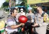 Peduli Keselamatan Pengendara, Polisi Sidoarjo Razia Vaksinasi dan Bagikan Helm