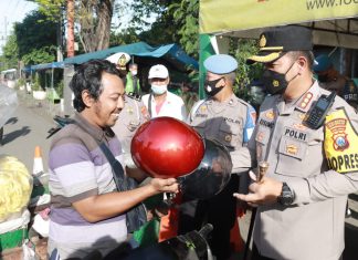 Peduli Keselamatan Pengendara, Polisi Sidoarjo Razia Vaksinasi dan Bagikan Helm