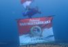 Pengibaran Bendera Merah Putih di Bawah Laut oleh Satpolair Polresta Banyuwangi Semarakkan Hari Bhayangkara Ke-76