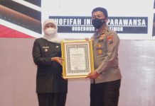 Gubernur Jatim Terima Penganugrahan Pin Emas dan Penghargaan dari Kapolri