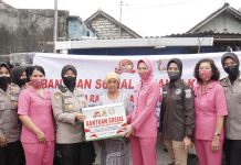 Polwan Sidoarjo Baksos dan Layani Vaksinasi di Desa Pesisir