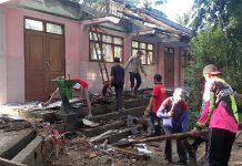 Kompak, Polisi Bersama Warga Bersihkan Puing Atap Sekolah yang Ambruk