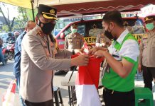 Gelorakan Semangat Kemerdekaan, Polisi Sidoarjo Bagikan 500 Bendera ke Masyarakat