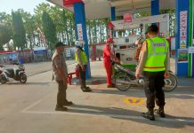 Polisi dan TNI Siaga Penyesuaian Harga BBM di SPBU Sidoarjo