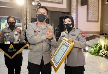 Kapolri Memberi Penghargaan Polwan Polda Jatim yang Meraih Juara 2 Lomba Video Kreatif Suara Hati Anak Polwan