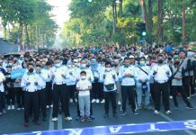 Jelang HUT Lalu Lintas ke-67, Ditlantas Polda Jatim Gelar Jalan Sehat Bersama Pelajar dan Masyarakat