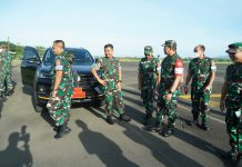 Pangdivif 2 Kostrad Dampingi Dan kodiklat TNI tinjau langsung Latihan Gabungan Utama Linud TNI TA 2022 di Lombok, NTB.
