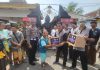 Polantas Polda Jatim Bersihkan Tempat Ibadah dan Berikan Bansos pada Masyarakat