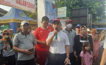 Wakil Walikota Pasuruan Berangkatkan Peserta Jalan Sehat BKM dan Karang Taruna Kelurahan Wirogunan
