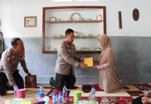 Polres Probolinggo Berikan Santunan dari Kapolri dan Kapolda Jatim Untuk Tiga Keluarga Korban Tragedi Kanjuruhan