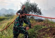 Dengan Sigap, Babinsa Koramil 12/Rembang Padamkan kebakaran Lahan