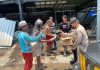 Polisi Sidoarjo Berpatroli sambil Bagikan Nasi Bungkus