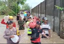 Respon Cepat Polisi di Banyuwangi Selamatkan Lansia Terjebak Banjir