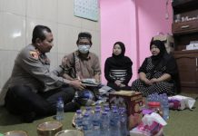 Kapolda Jatim Kunjungi Rumah Alm. Farzah Korban Tragedi Kanjuruhan, Keluarga Sampaikan Terimakasih
