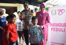 Polisi Pulihkan Semangat Anak di Lokasi Bencana Puting Beliung Sidokepung