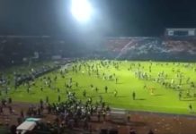 Kalah Tipis 3-2 Atas Persebaya Surabaya, Supporter Arema FC Turun Kelapangan