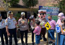 Si Bontas Polres Batu Motivasi Pelajar Tertib Berlalu Lintas