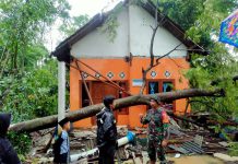 Babinsa Purwodadi Sigap Bantu Warga Dampak Bencana Alam
