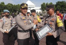 Kapolres Pasuruan Pimpin Upacara Kenaikan Pangkat dan Pemberian Reward Anggota Berprestasi