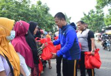 Polresta Sidoarjo Belanja Senang dan Bagikan Paket Sembako untuk Warga