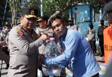 Kapolda Jatim Gelontorkan Bantuan Air Mineral Untuk Penduduk Pulau Gili Ketapang