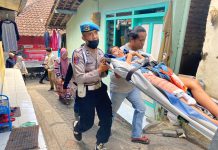 Salut, Polisi bersama TNI dan Relawan di Malang Kompak Bantu Warga Korban Laka Lantas