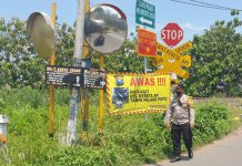Polresta Mojokerto Pasang Baner Himbauan, Minimalisir Laka Perlintasan KA Tanpa Palang Pintu
