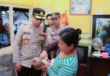 Kapolres Situbondo Beri Santunan Bayi Penderita Meningokel
