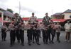 Soliditas, Kapolres Jember Lepas Sambut Dandim 0824 Dengan Gendong Komando