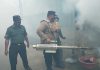 Kolaborasi, Polisi Bersama TNI dan Dinkes Mojokerto Laksanakan Fogging Cegah DBD