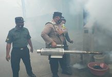 Kolaborasi, Polisi Bersama TNI dan Dinkes Mojokerto Laksanakan Fogging Cegah DBD