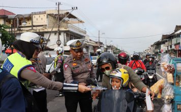 Polres Ponorogo Berbagi Helm, Coklat dan Buku Tulis Gratis di Ops Keselamatan Semeru 2023