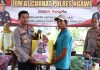 Polisi Peduli, Polres Ngawi Berbagi Paket Sembako di Jumat Curhat