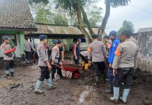 Sinergi, Polisi Bersama TNI dan Warga Bersih – bersih Pasca Banjir di Bondowoso